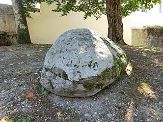 Pierre à cupules de Magnieu