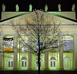 Eiche und Basaltsäule