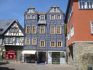 Schiefes Haus