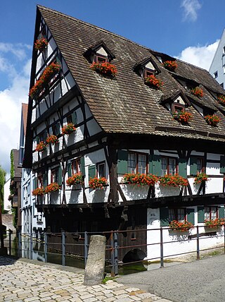 Schiefes Haus