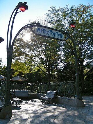 An Entrance to the Paris Métropolitain